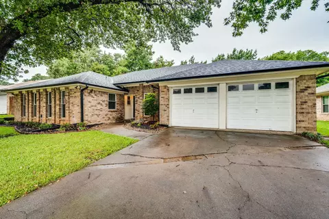 1211 Oak Timber Dr, Euless, TX 76039