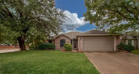 949 Santa Fe Dr, Saginaw, TX 76131