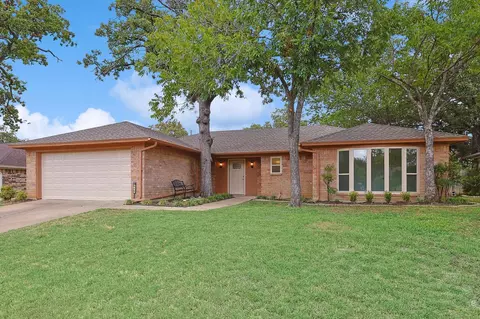 625 Steeplechase Dr, Bedford, TX 76021