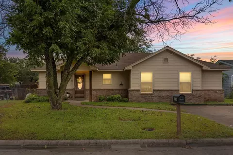 1004 Valley View St, Granbury, TX 76048