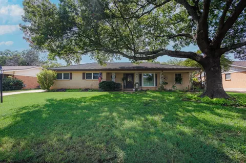 4000 Dawn Dr, Benbrook, TX 76116