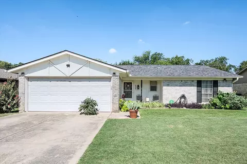 6225 Douglas Dr, Watauga, TX 76148