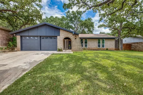2501 Warwick Dr, Arlington, TX 76015
