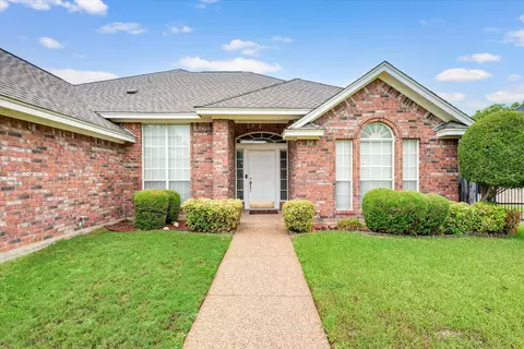 6009 Club House Dr, North Richland Hills, TX 76148