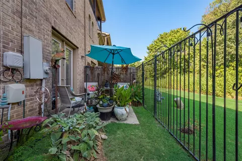 Exterior - 923 Brook Forest Ln, Euless, TX 76039 photo 5 of 6