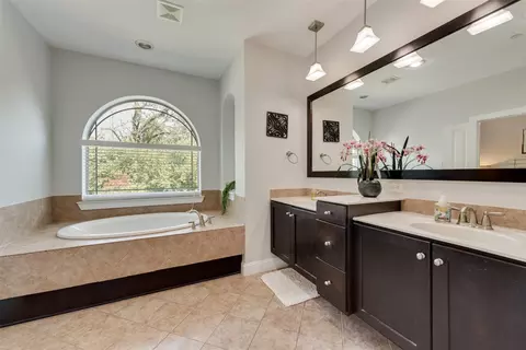 Bath - 923 Brook Forest Ln, Euless, TX 76039 photo 4 of 5