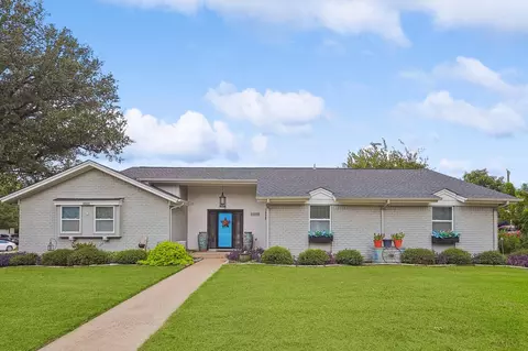 4601 Taos Dr, Haltom City, TX 76180