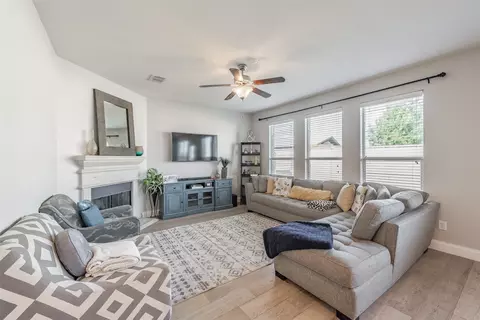 909 Silverthorne Dr, Burleson, TX 76028