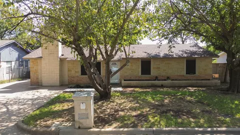 2442 Lakeshore Dr, Grand Prairie, TX 75051