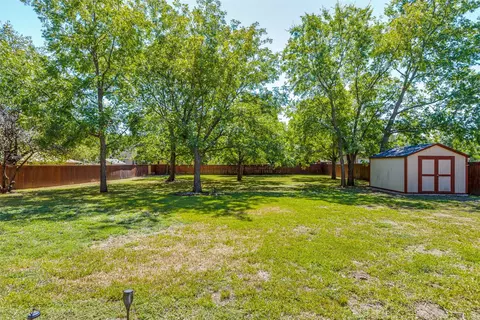 417 E White St, Pilot Point, TX 76258 photo 6