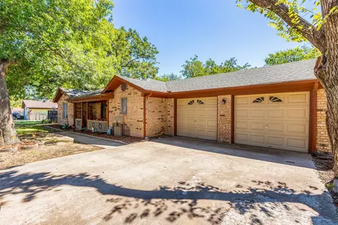 417 E White St, Pilot Point, TX 76258 photo 4