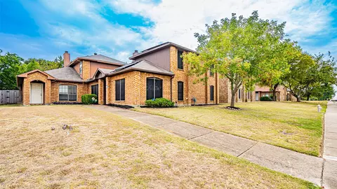 718 Cresent Dr, Desoto, TX 75115