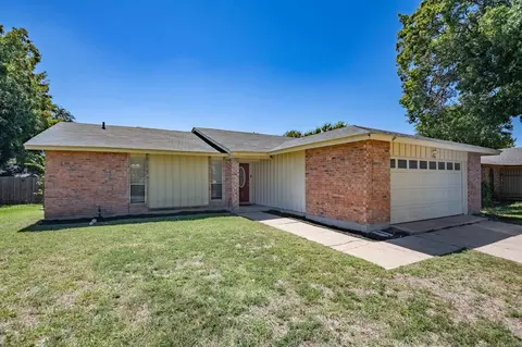 700 Cavendish Dr, Arlington, TX 76014