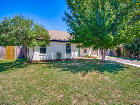 1102 Lynnwood Ct, Cleburne, TX 76033