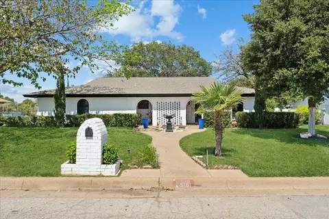 3151 Jamestown Dr, Forest Hill, TX 76140