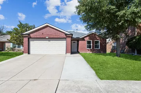 1208 Cheyenne Ct, Saginaw, TX 76131