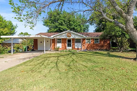 836 Hallvale Dr, White Settlement, TX 76108