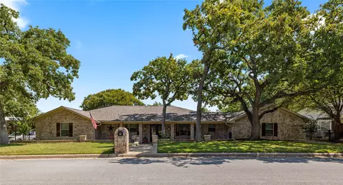 417 Oak Hollow Ln, Fort Worth, TX 76112