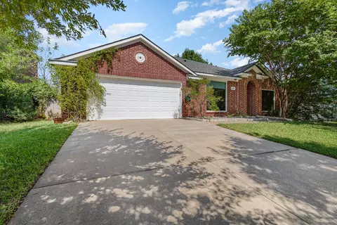 313 Cliffdale Dr, Euless, TX 76040