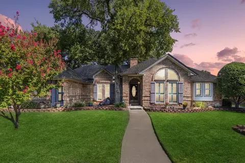 512 Highland Park Dr, Hurst, TX 76054