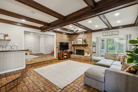 604 Clebud Dr, Euless, TX 76040 photo 4