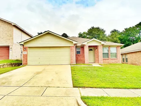 8013 Sartain Dr, Fort Worth, TX 76120