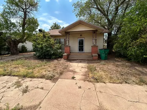 707 W 4th St, Quanah, TX 79252