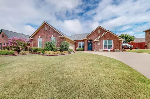 2062 Fair Oaks Cir, Corinth, TX 76210
