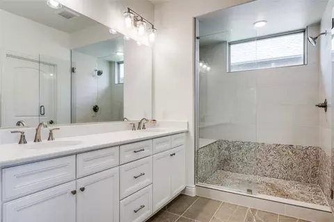 Bath - 12604 Pepperidge Ave, Denton, TX 76207 photo 3 of 4