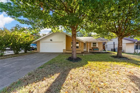 1426 Pickwick Ln, Irving, TX 75060