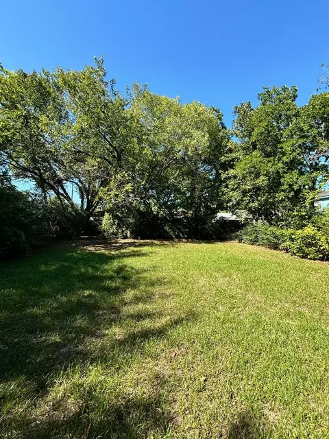 Exterior - 1908 E 6th St, Irving, TX 75060 photo 4 of 4