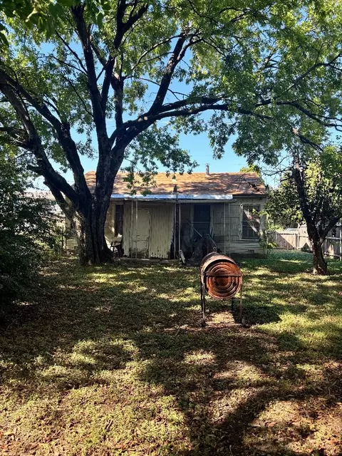 Exterior - 1908 E 6th St, Irving, TX 75060 photo 2 of 4
