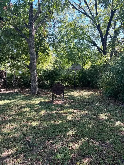 Exterior - 1908 E 6th St, Irving, TX 75060 photo 3 of 4