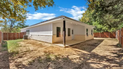 Exterior - 914 Guam St, Tool, TX 75143 photo 5 of 6