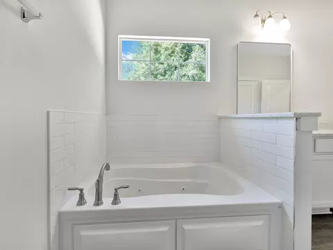 Bath - 914 Guam St, Tool, TX 75143 photo 5 of 7