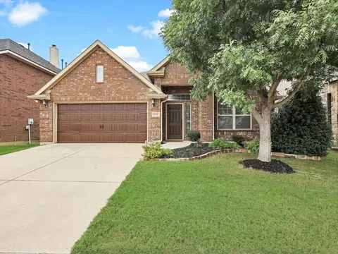 8745 Royalwood Dr, Fort Worth, TX 76131