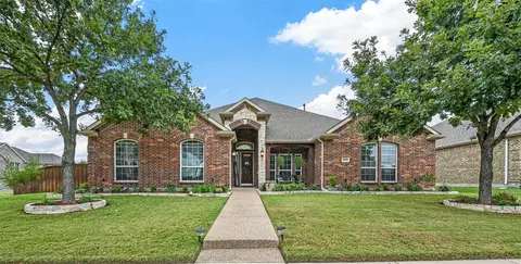 933 E Danbury Dr, Desoto, TX 75115