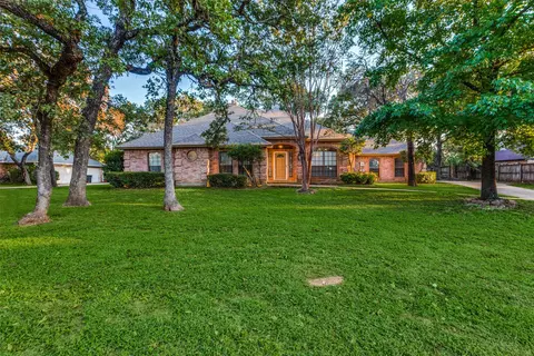 204 William Wallace Dr, Burleson, TX 76028