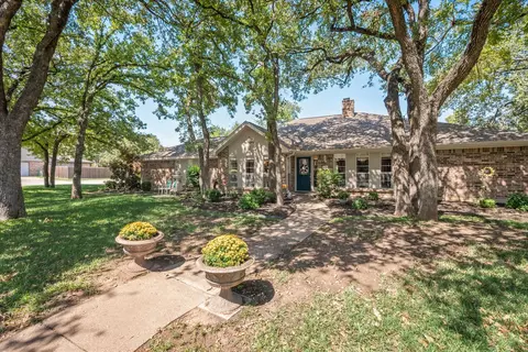 676 Highland Park Dr, Hurst, TX 76054