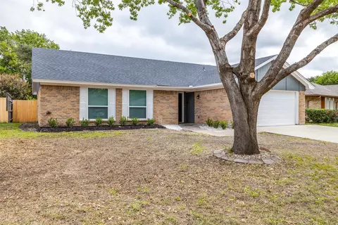 2446 Hallmark St, Grand Prairie, TX 75052