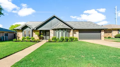 2911 Post Oak Ct, Bedford, TX 76021