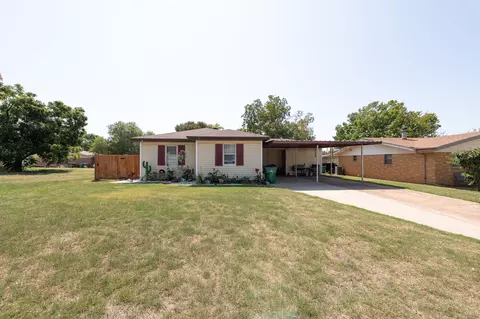 1005 E Wichita St, Henrietta, TX 76365