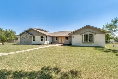 402 Elm Dr, Oak Leaf, TX 75154