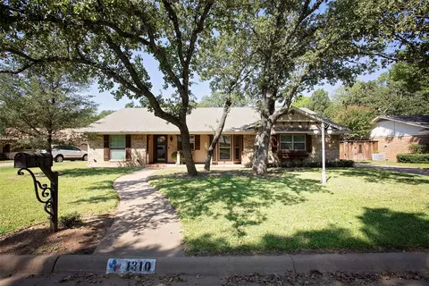 1310 Roanoake Dr, Graham, TX 76450