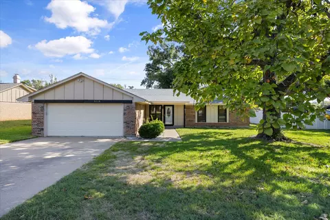 5325 Mission Cir, Granbury, TX 76049