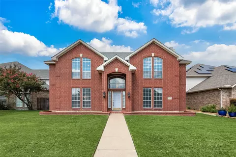 2714 Kingswood Blvd, Grand Prairie, TX 75052