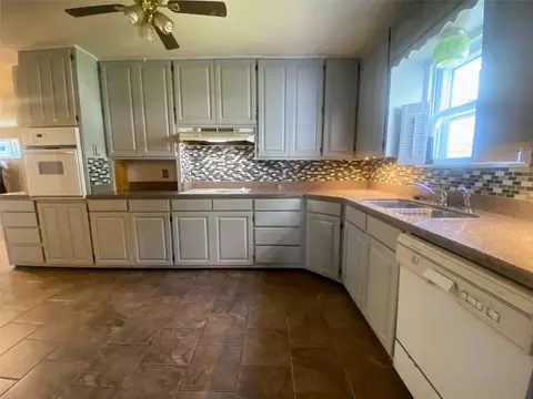 Kitchen - 1005 N 6th St, Haskell, TX 79521 photo 2 of 3