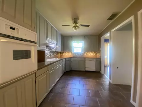 Kitchen - 1005 N 6th St, Haskell, TX 79521 photo 3 of 3
