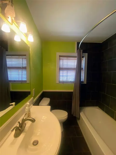 Bath - 1005 N 6th St, Haskell, TX 79521 photo 2 of 2