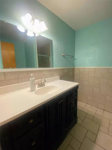 Bath - 1005 N 6th St, Haskell, TX 79521 photo 1 of 2